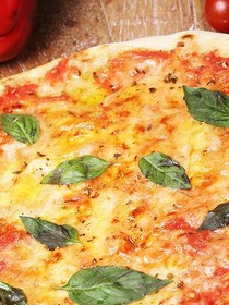 Vilka är de bästa recepten för hemlagad tomatsås till din pizza?